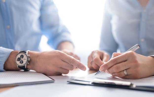 2 people meeting and writing