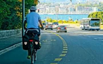 Male cyclist in the bike lane next to car lane. What are the rigths and responsibilities of cyclists in New York?